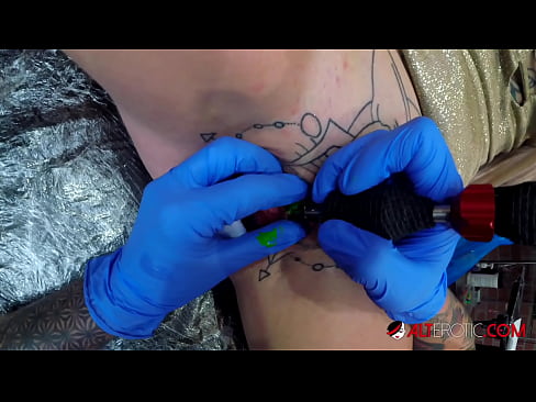❤️ Sully Savage, une chaudasse extrêmement tatouée, s'est fait tatouer le clitoris. ️❌ Vidéo de sexe at fr.sex78.ru ️❤